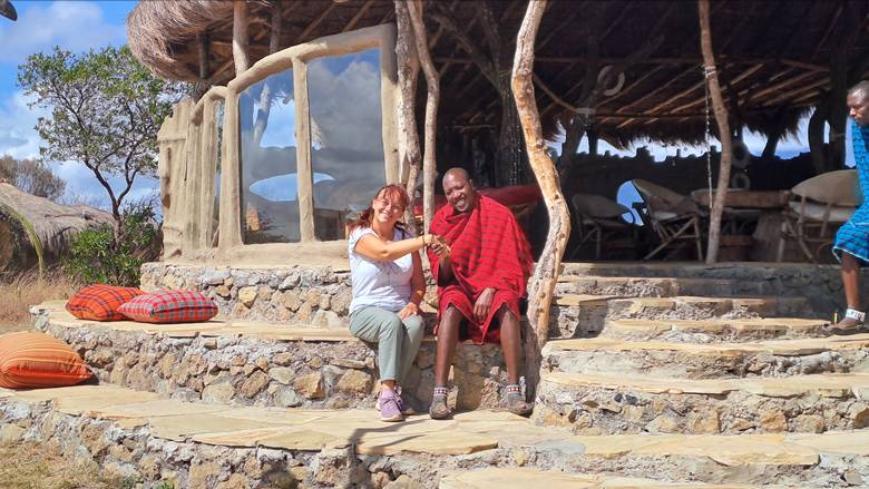 Masai ratnici u tradicionalnoj odeći, običaji  u Masai Lodge-u